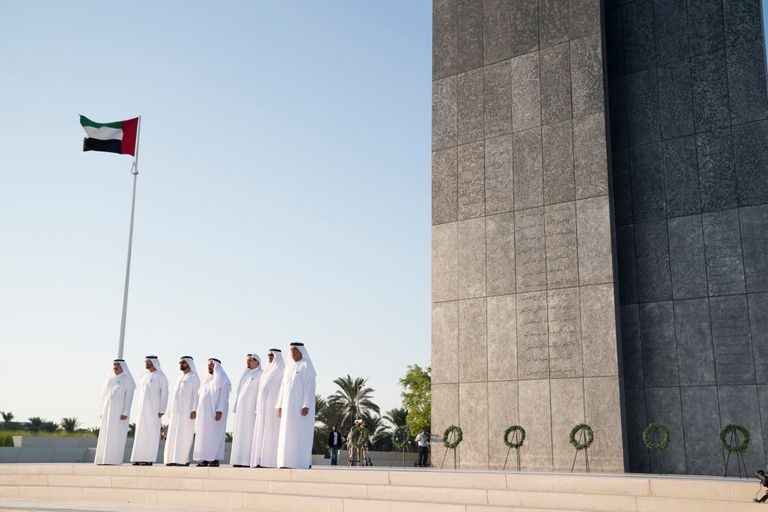 حكام الإمارات أمام نصب الشهيد