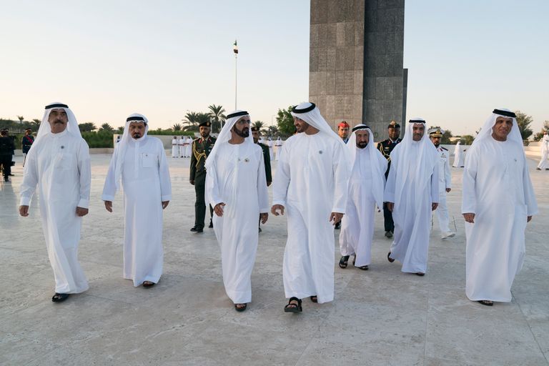 حكام الإمارات أمام نصب الشهيد