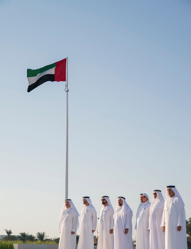 حكام الإمارات أمام نصب الشهيد