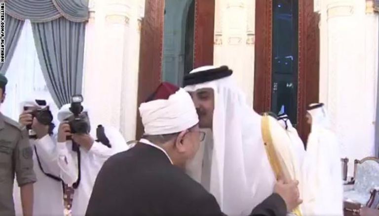 أمير قطر يقبل رأس القرضاوي
