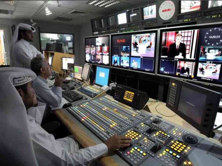 أمير قطر يقبل رأس القرضاوي