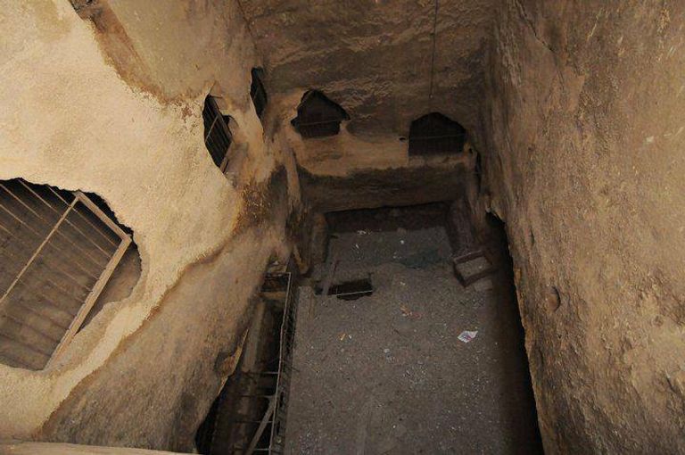 البئر تقع في الجهة الجنوبية من مسجد محمد بن قلاوون بالقلعة