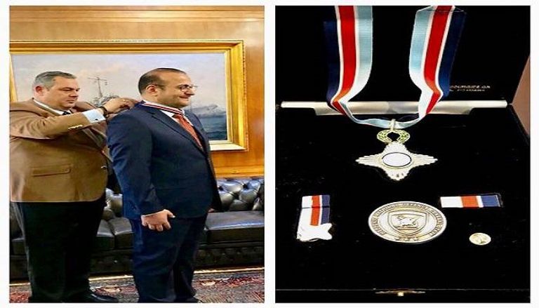 وزير الدفاع اليوناني يقلد سفير الإمارات نجمة التقدير والشرف