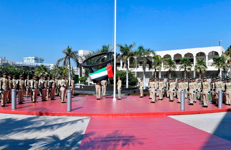 الشيخ حمدان بن محمد بن راشد يقف دقيقة دعاء للشهداء