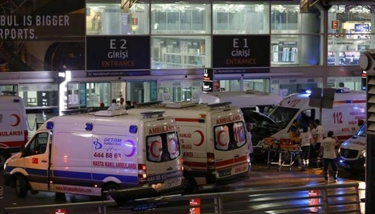 سيارات إسعاف بمطار اتاتورك الذي تعرض لهجوم يوم 28 يونيو - أرشيفية