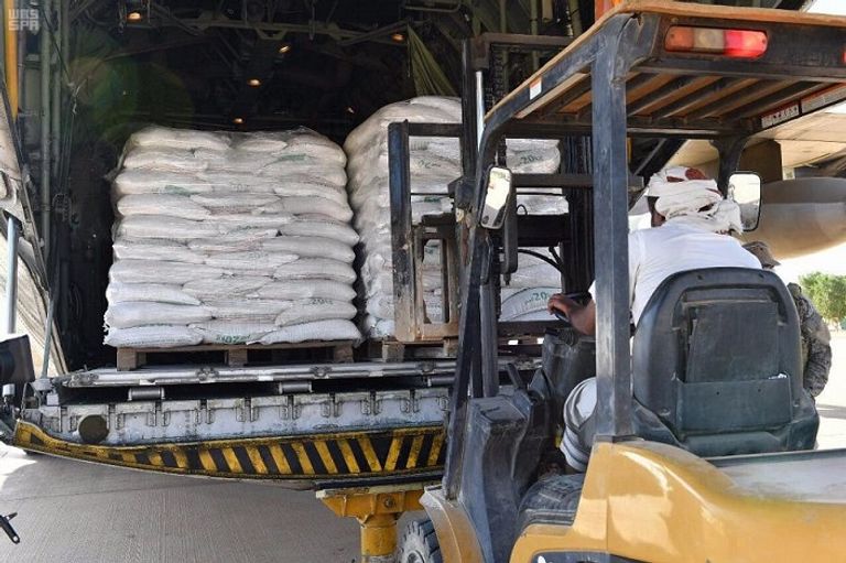 قوات التحالف تشرف على وصول أولى الطائرات لمطار الغيظة