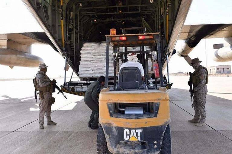 قوات التحالف تشرف على وصول أولى الطائرات لمطار الغيظة