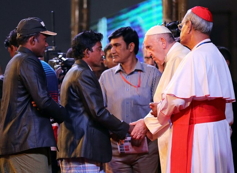 البابا مع لاجئي الروهينجا في بنجلاديش - رويترز