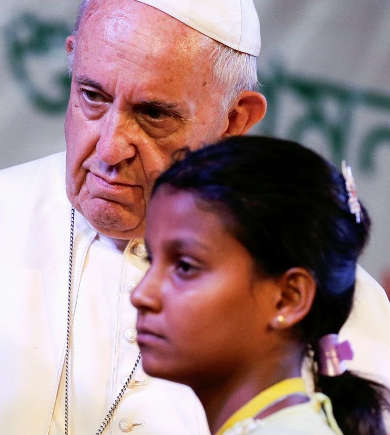 البابا مع لاجئي الروهينجا في بنجلاديش - رويترز