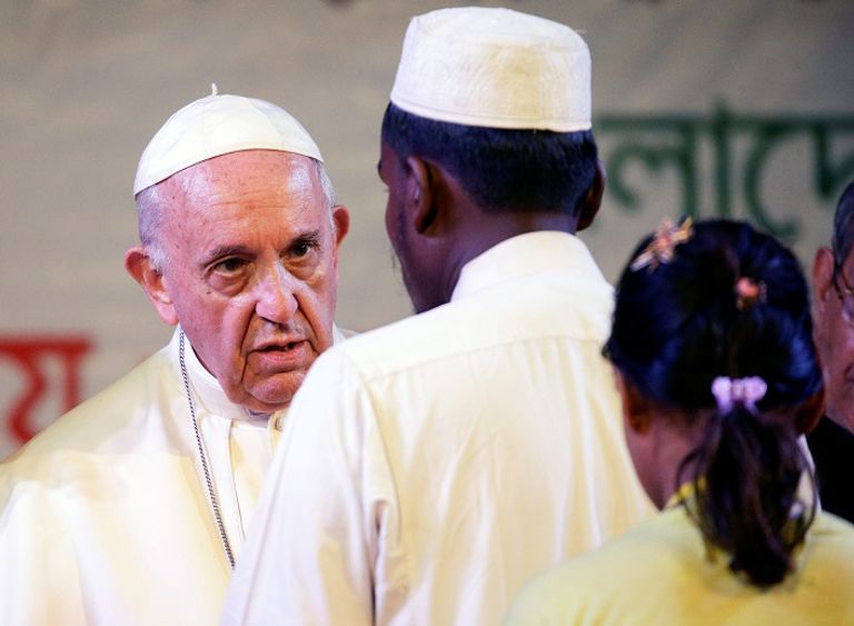 البابا مع لاجئي الروهينجا في بنجلاديش - رويترز