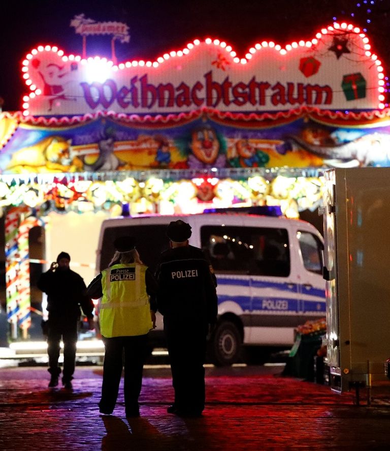 الشرطة فى سوق الهدايا بمدينة بوتسدام - رويترز