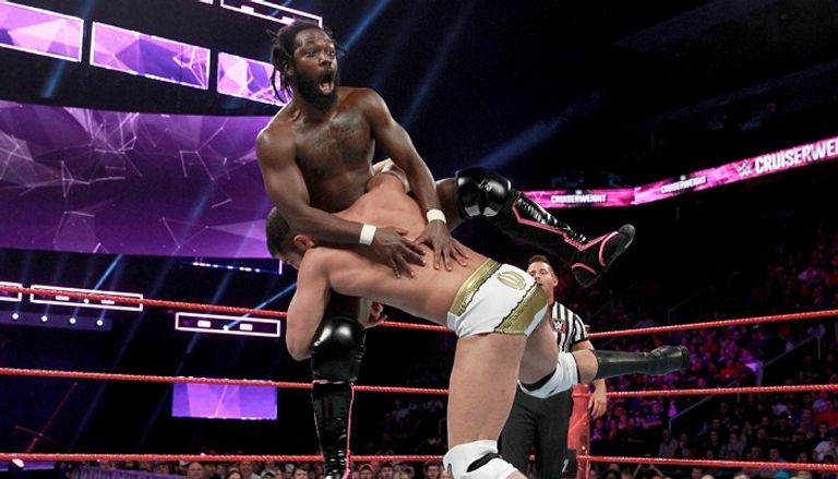 الحكم يعلن فوز ريتش سوان