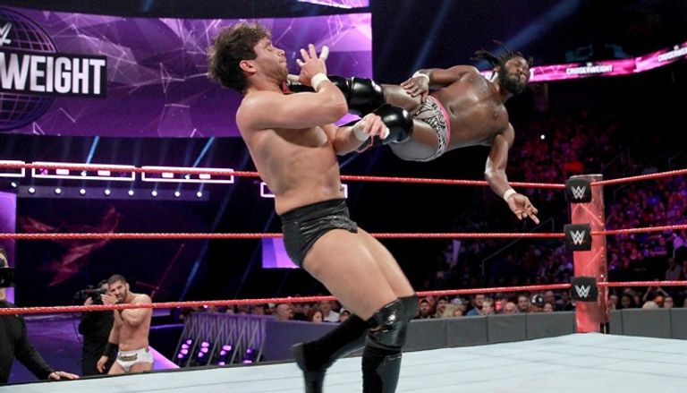 الحكم يعلن فوز ريتش سوان