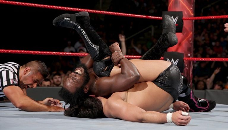 الحكم يعلن فوز ريتش سوان