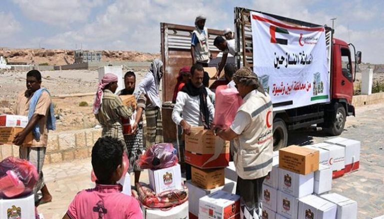الهلال الأحمر الإماراتي يوزع المساعدات الغذائية في شبوة