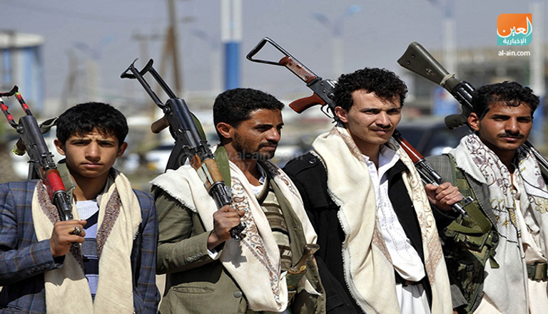 صورة حصرية لـ"بوابة العين" لمواطن يمني يمزق لافتة للحوثيين