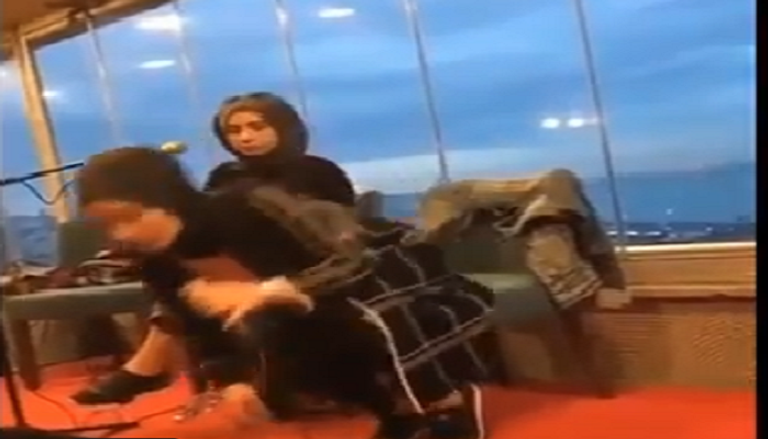 الفتاة التركية أثناء سقوطها على الأرض
