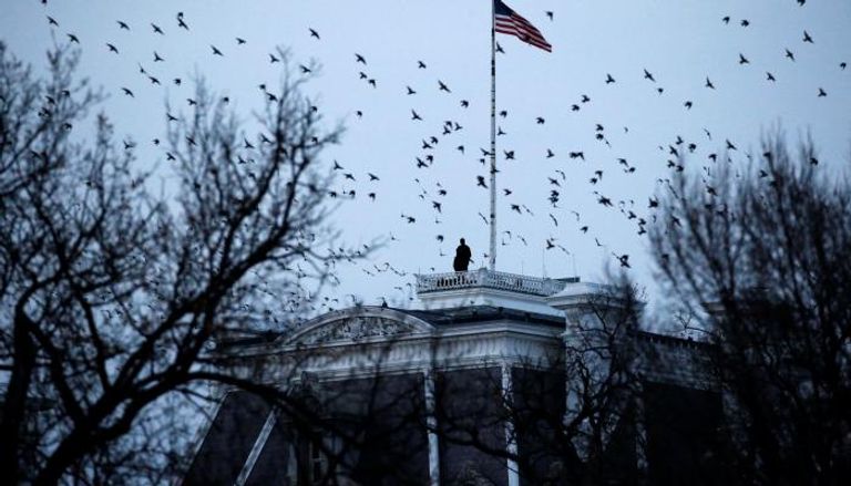 ساري العلم الأمريكي على مبنى البيت الأبيض بواشنطن (رويترز)