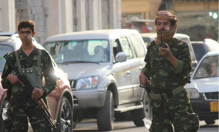 الرئيس السابق صالح مع أفراد من قوات الحرس الجمهوري