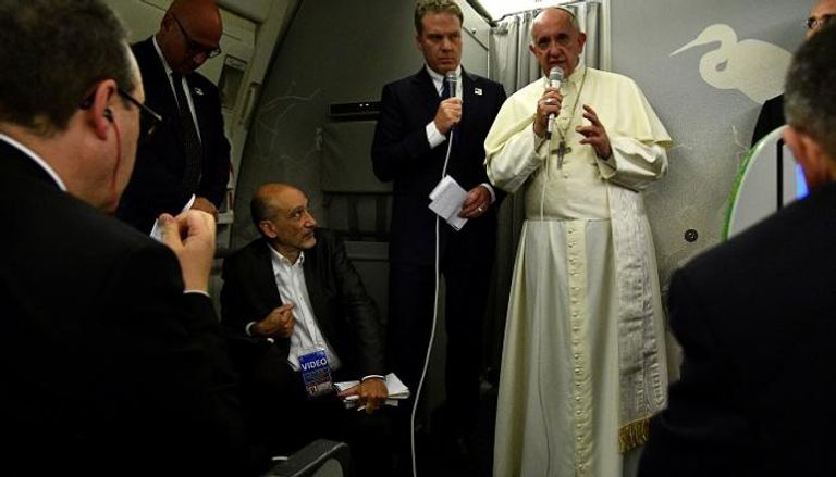 البابا خلال حديثه للصحفيين على متن طائرته - رويترز 