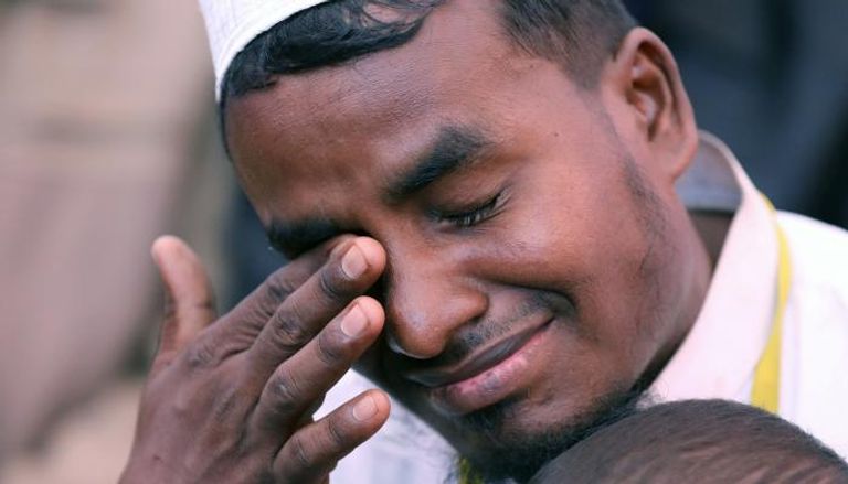 لاجئ من الروهينجا يمسح دموعه
