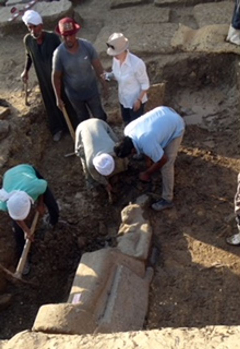 التماثيل المكتشفة مصنوعة من الجرانيت الأسود