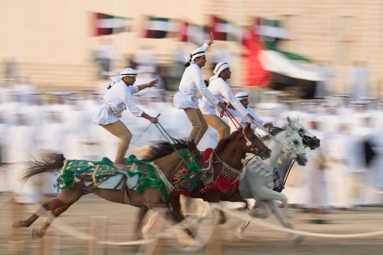 محمد بن زايد وعدد من شيوخ الإمارات يشاركون في مسيرة الاتحاد 