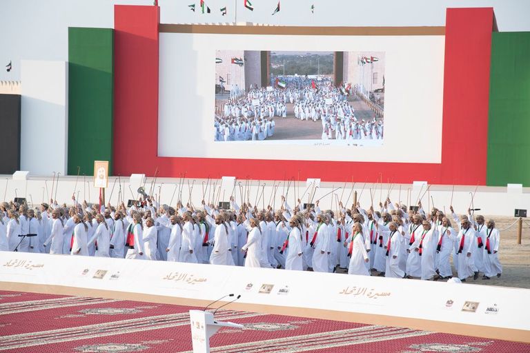 محمد بن زايد وعدد من شيوخ الإمارات يشاركون في مسيرة الاتحاد 