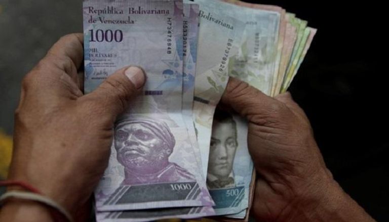 البوليفار الفنزويلي يهبط  95.5 % أمام الدولار 