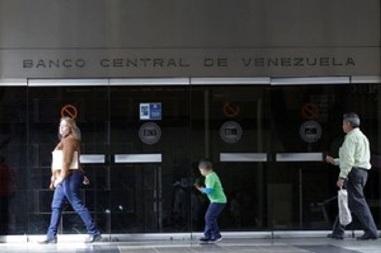 البوليفار الفنزويلي يهبط 95.5 % أمام الدولار