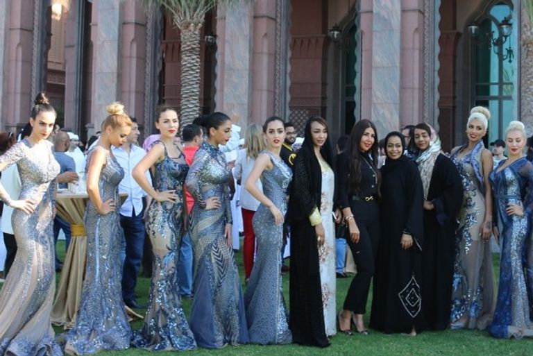 عرض أزياء استثنائي وسط أغلى السيارات العالمية