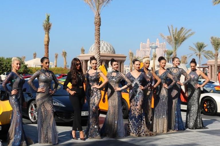 عرض أزياء استثنائي وسط أغلى السيارات العالمية