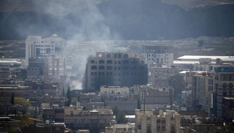 الدخان يتصاعد من مبان في العاصمة صنعاء (الفرنسية)