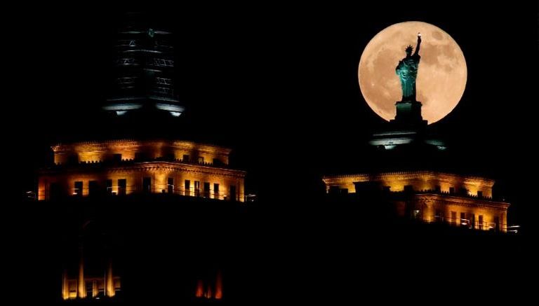 القمر العملاق من جامع الشيخ زايد الكبير بأبوظبي