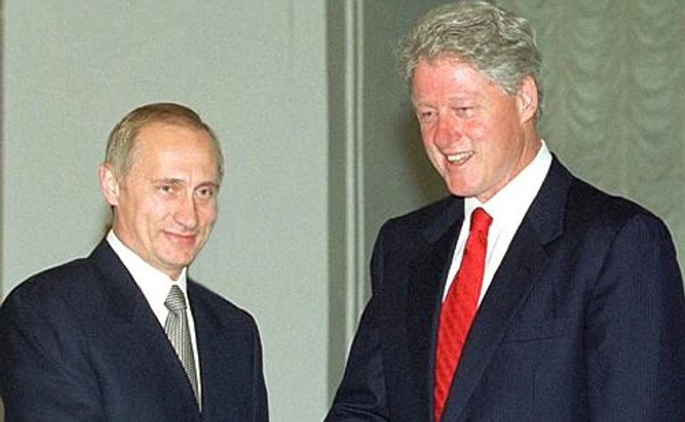 الرئيس الروسي بوتين ينظر إلى يد الرئيس الأمريكي ترامب- (رويترز)