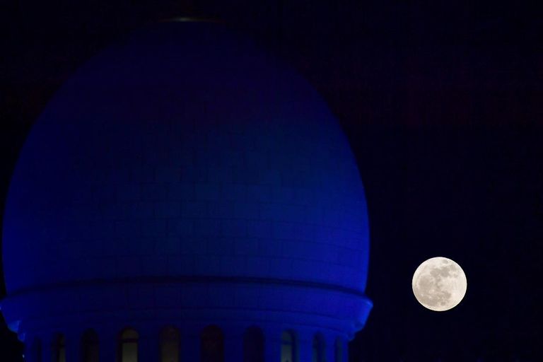 "القمر العملاق" فوق جامع الشيخ زايد الكبير بأبوظبي