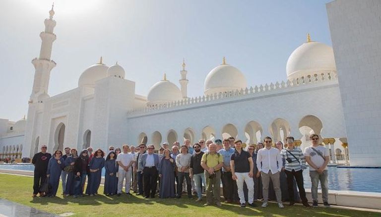 أعضاء أوركسترا "شتاتسكابيلي درسدن" الألمانية في جامع الشيخ زايد الكبير