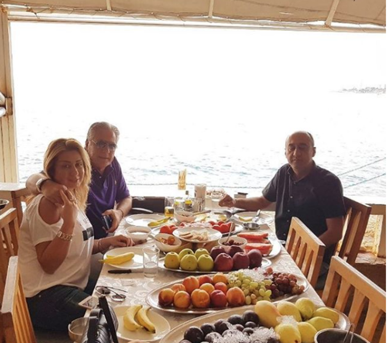 مصطفي فهمي وزوجته في أحد المناسبات مصطفى فهمي يحتفل بزفافه