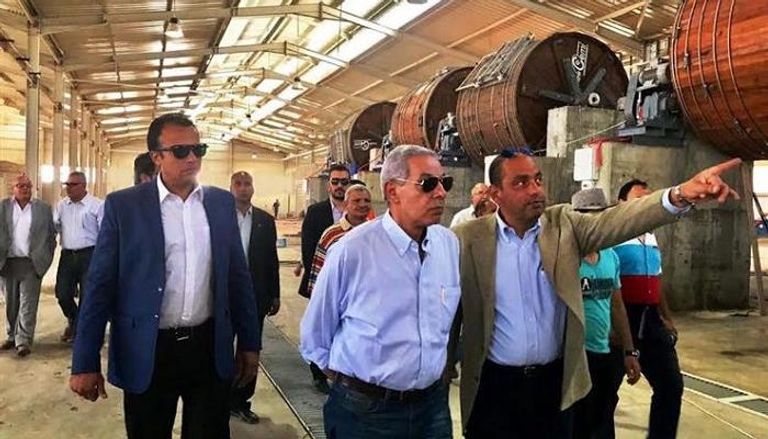 وزير الصناعة المصري خلال جولة بأحد المصانع 