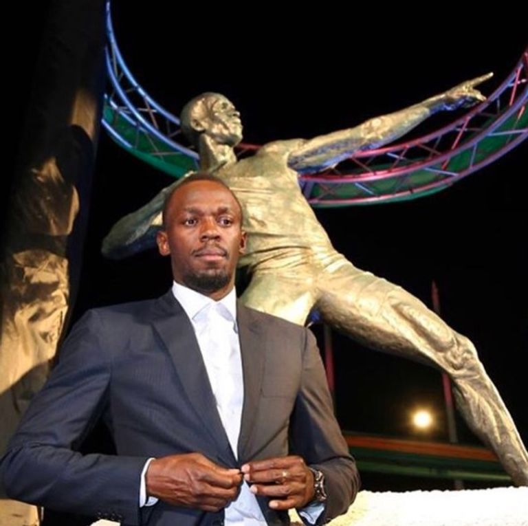 بولت أمام تمثاله 