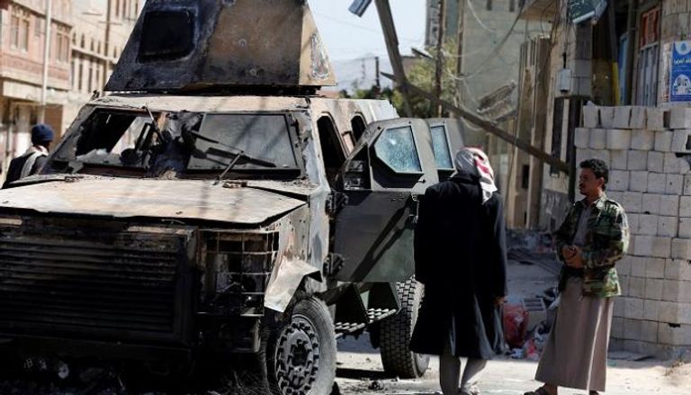آلية تابعة لمليشيات الحوثي بعد تدميرها في صنعاء - رويترز