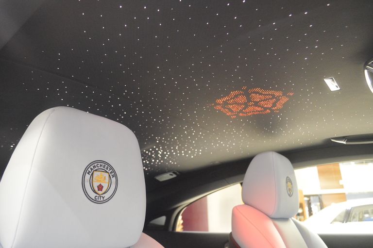 "مانشستر سيتي" تتألق داخل سيارات رولز رويس رولز رويس تعكس تراث دولة الإمارات