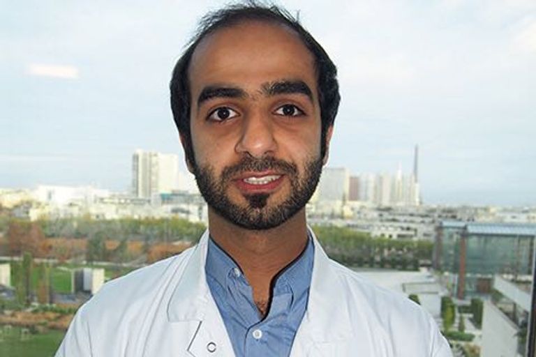 الجراح الإماراتي جابر الخييلي العملية الجراحية بثتها وكالات الأنباء عبر مواقعها