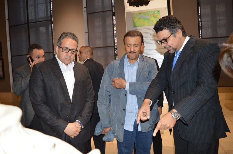 د. سلطان بن سلمان خلال جولته بالمتحف