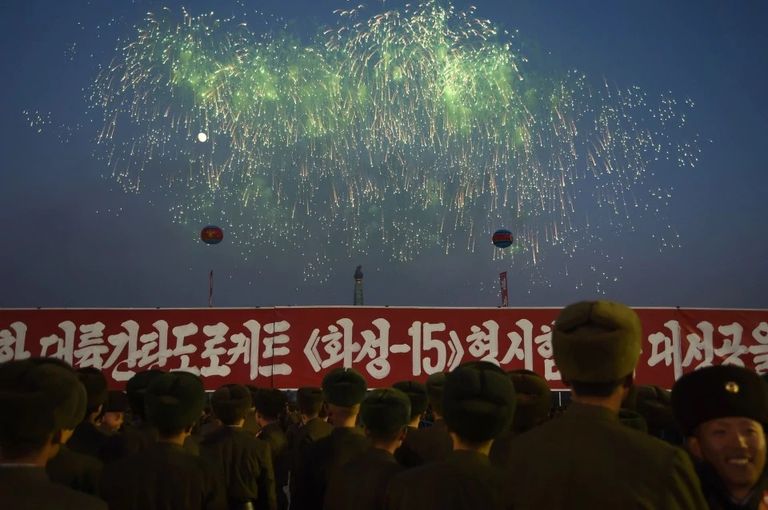 كوريات تسحبن عربات محملة بثمار الملفوف