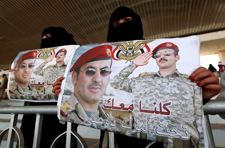 يمنيتان ترفعان صورة أحمد علي عبد الله صالح