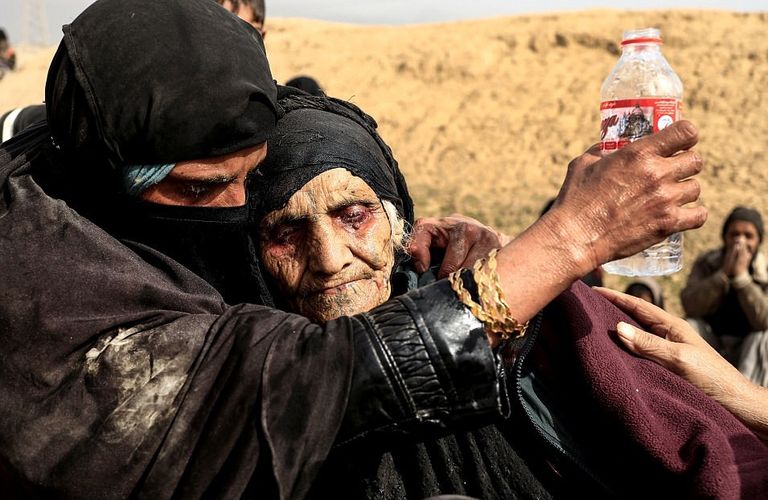 إحدى اللقطات لرجل يحمل طفلته هربا من داعش