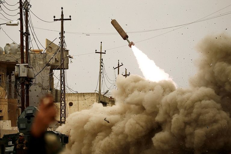 إحدى اللقطات لرجل يحمل طفلته هربا من داعش