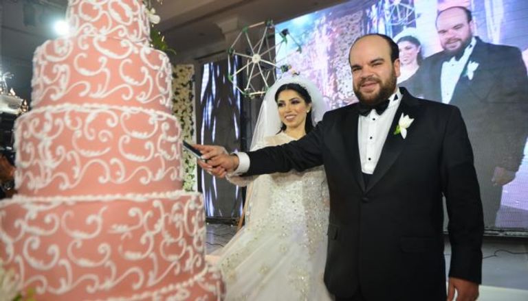 محمد عبدالرحمن وعروسه خلال حفل الزفاف