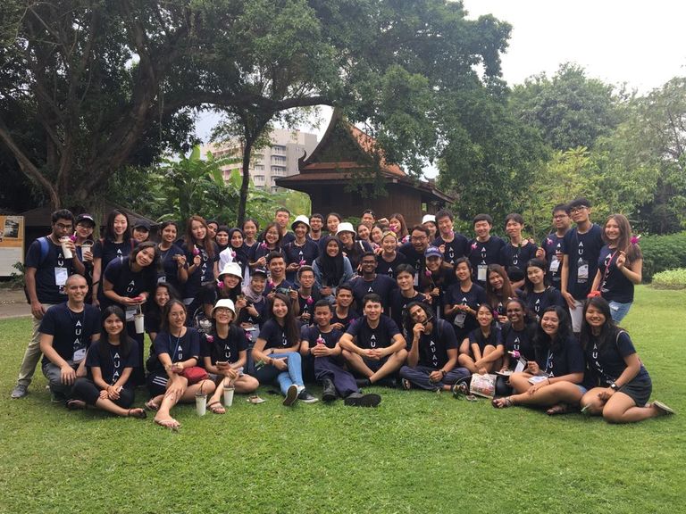 صورة جماعية للطالبات المشاركات في تايلاند 
